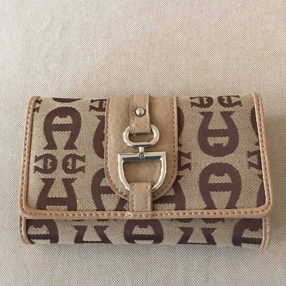 NWOT Biege Wallet